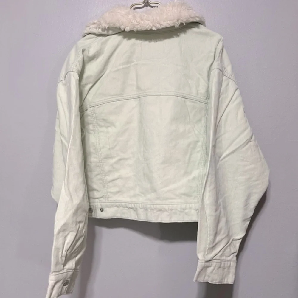 NWT Levi’s Oversized Corduroy Jacket with Sherpa Collar - Picture 8 of 8